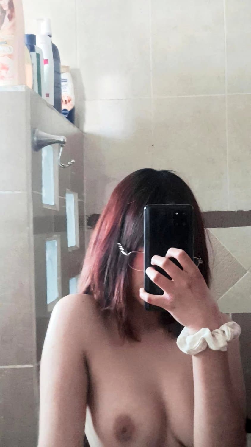 Valorant player shows her tits for you