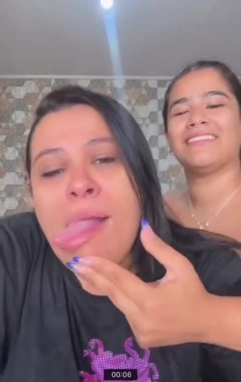 Stéfanny Ribeiro dedo na garganta.