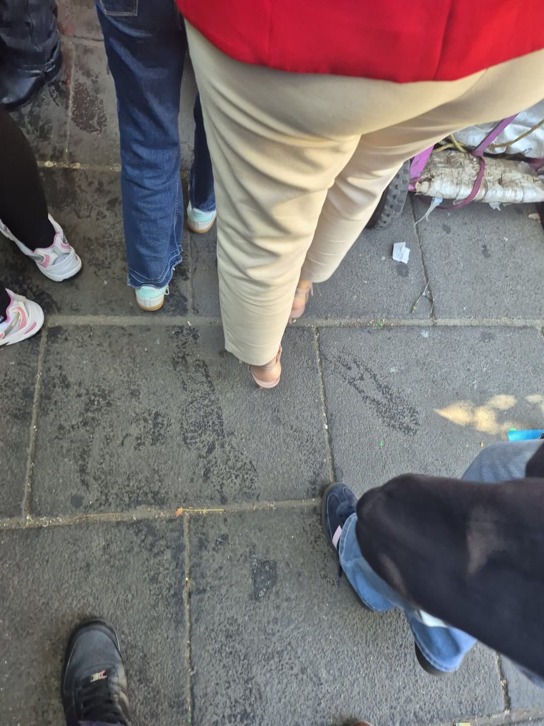 Click to view full size Ricos pies en la calle, strip y de mas