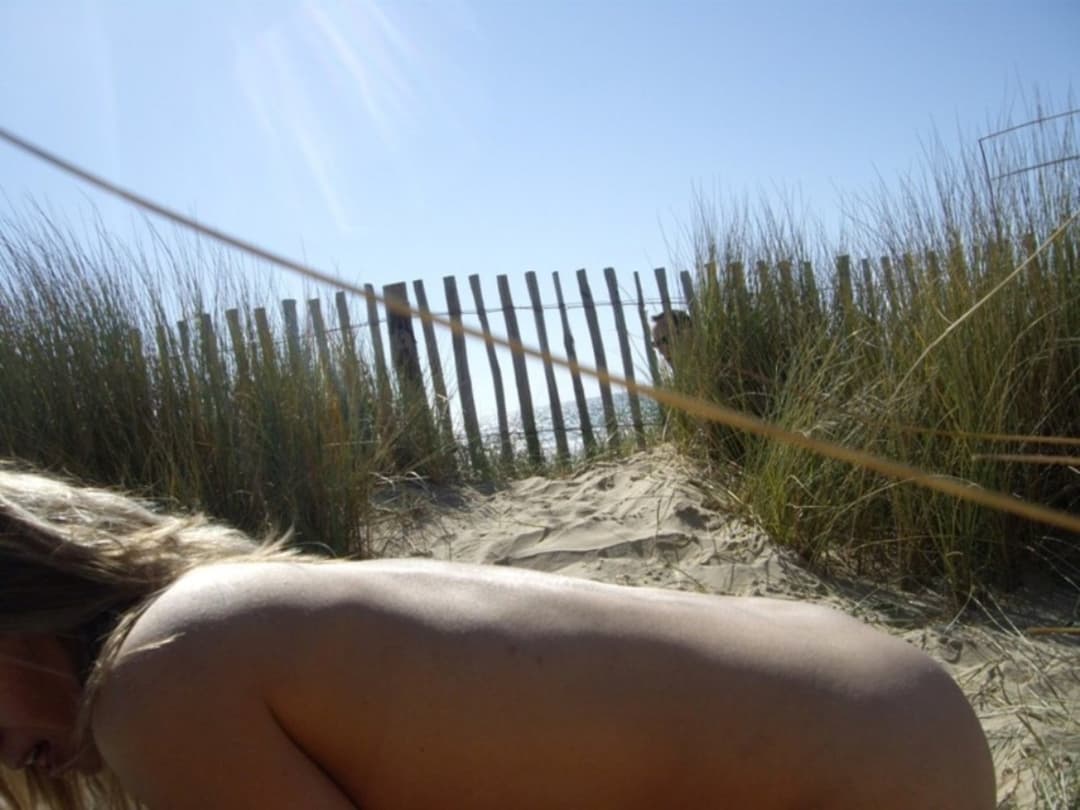 Lisa et Sparrow baisent devant des voyeurs dans les dunes de Quiberon 01