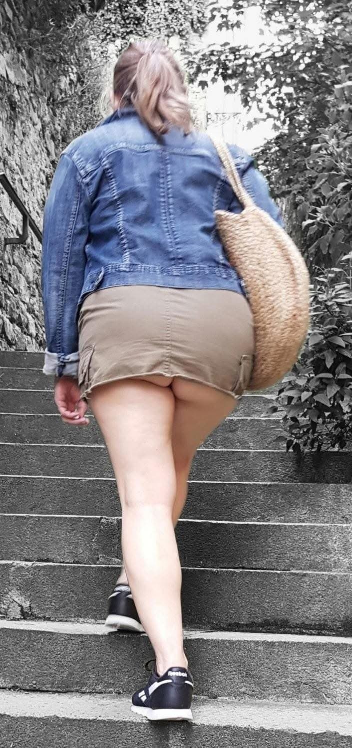 Sophie75 exhib devant des voyeurs dans les bois et ailleurs