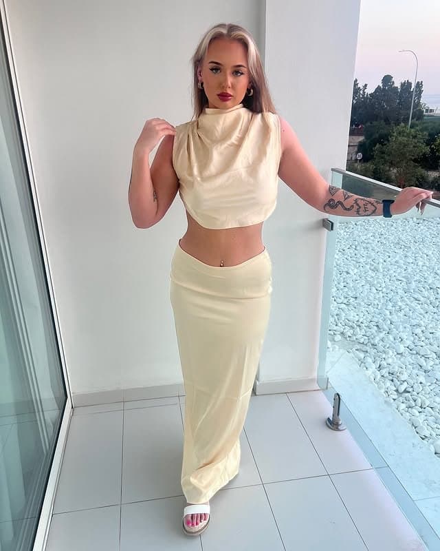 thick gym girl phoebe kitchen 22