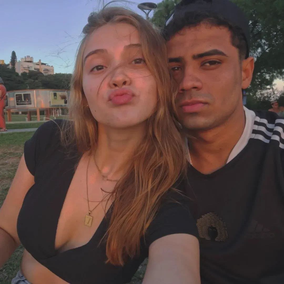 essa putinha deu pro namorado e pro amigo