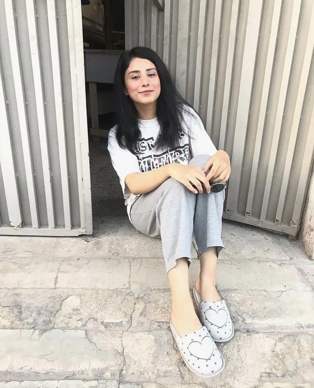 My friend paki slutty sis Her name is momina sadiq age 22 from Multan studying architecture from nfc