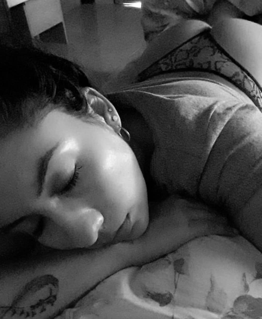 Luli, de La Plata. Se parte al medio sola. Tremendas tetas y culo (Parte segunda)