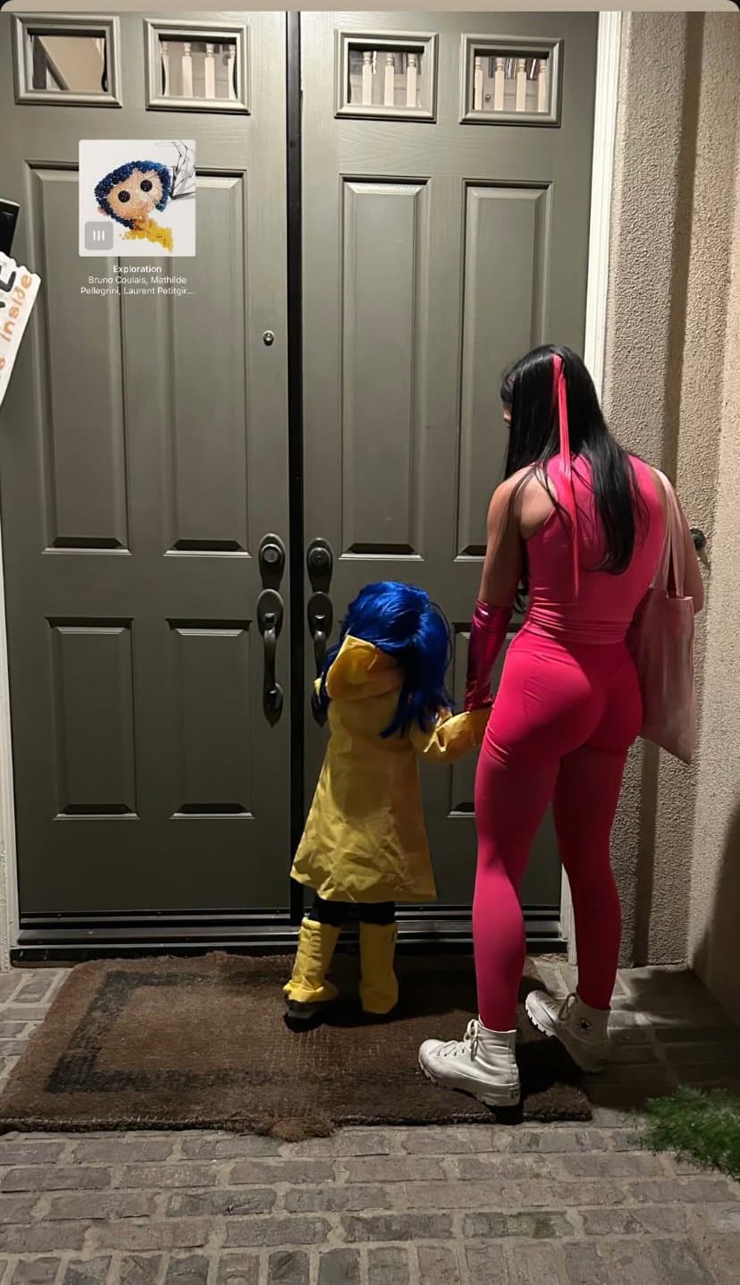 Fitness slut flaunts incredible body