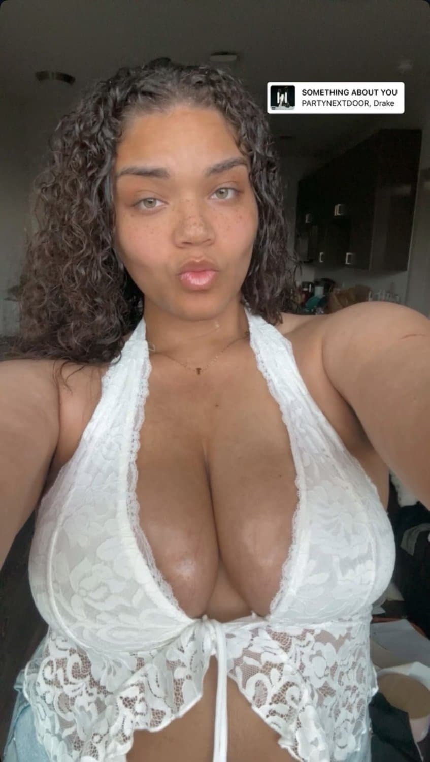 Thick light skin with beautiful eyes an big tits