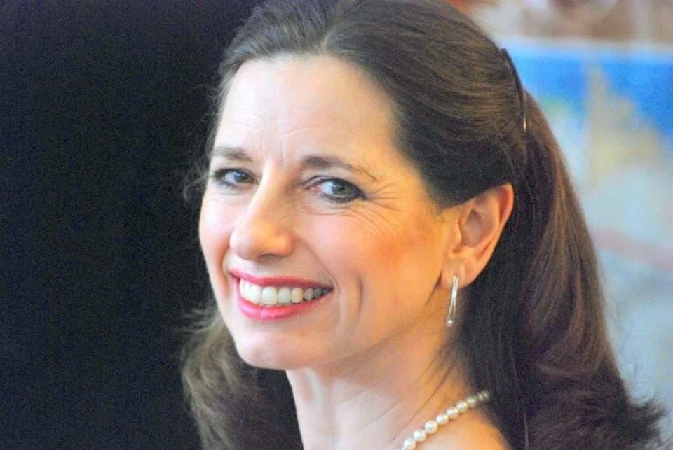 Perfect body GILF loves nude beaches