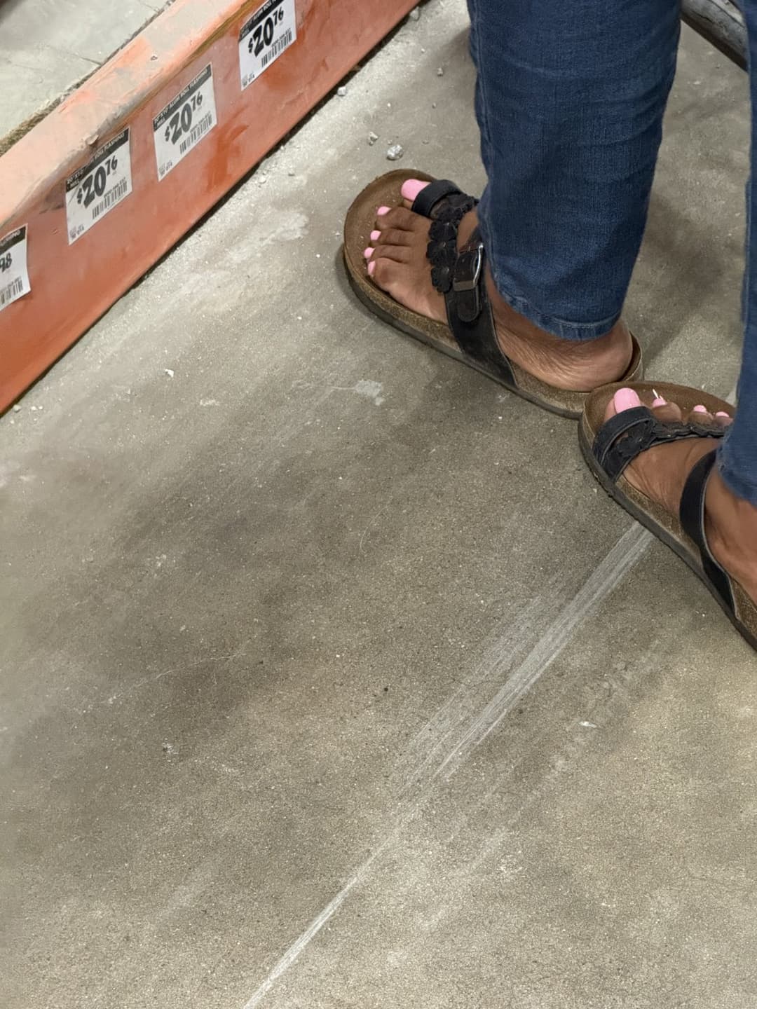 Sexy hot feet like this make me so horny and cum so much need some feet to cum on