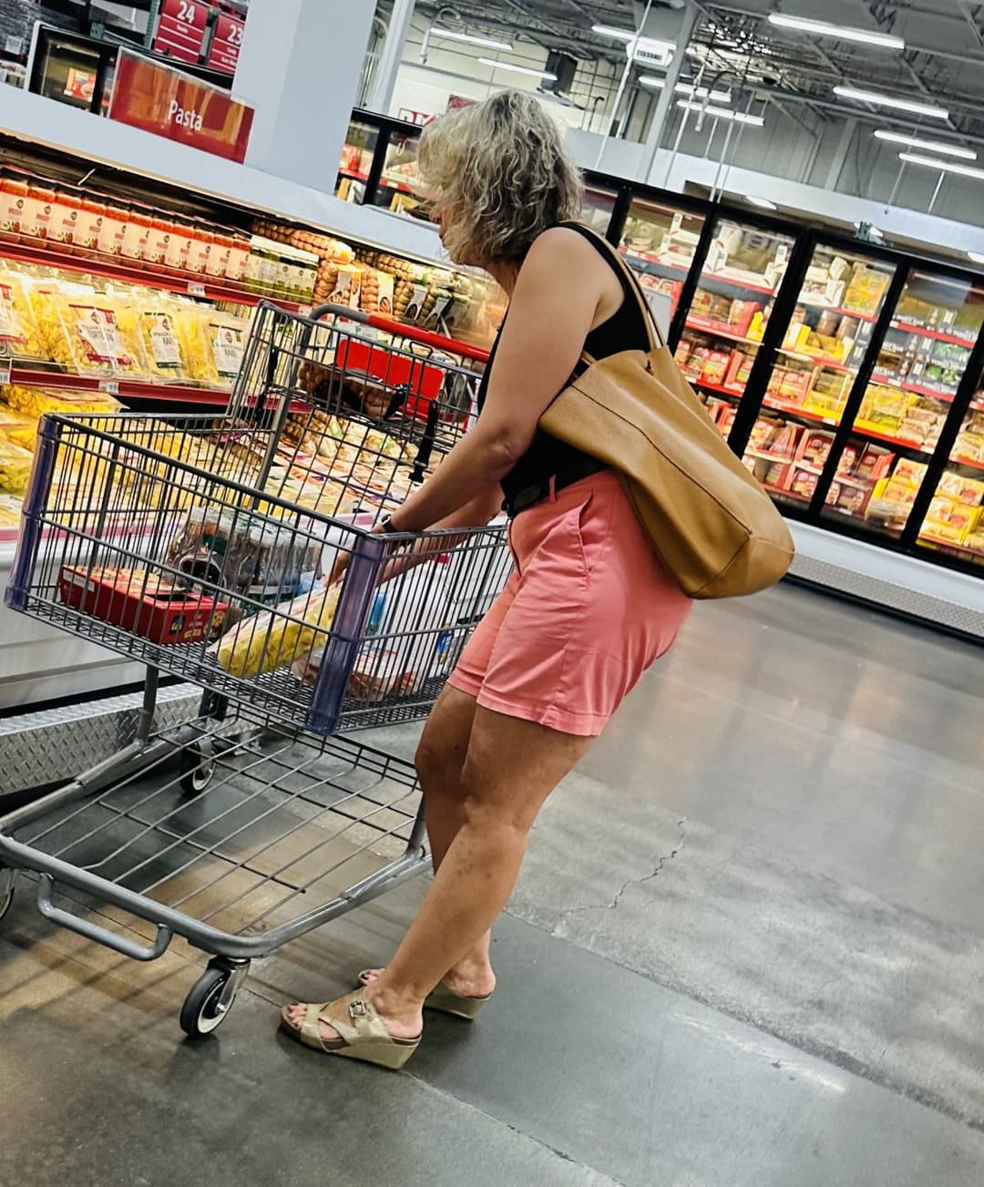 Random HotMoms & Milfs who are Fuckable & there Feet