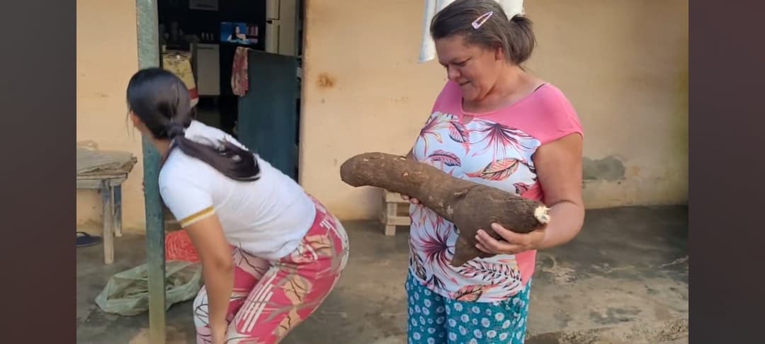 Morena fica de quatro e manda a sogra enfiar a mandioca até o talo no seu cuzinho