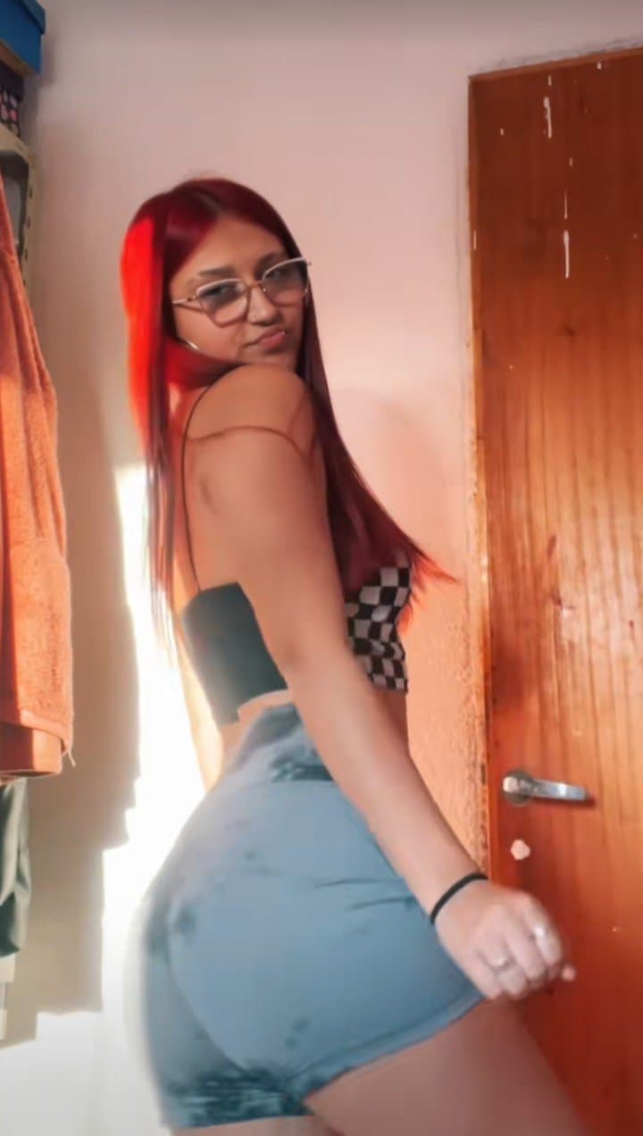 Adicta al semen le gusta que la ocupen como baño público y dejen su ano lleno de semen