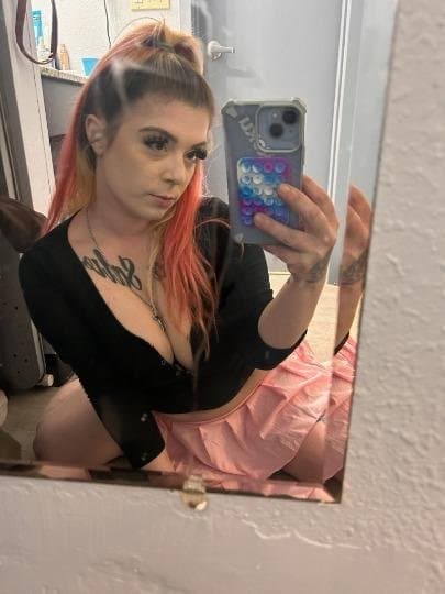 Click to view full size Karlie thick white redhead with the phat ass