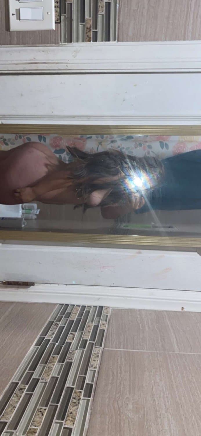 big booty mommy shaking her butt