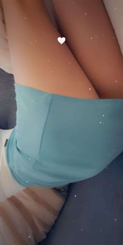 Amateur brunette records her naughty alone time