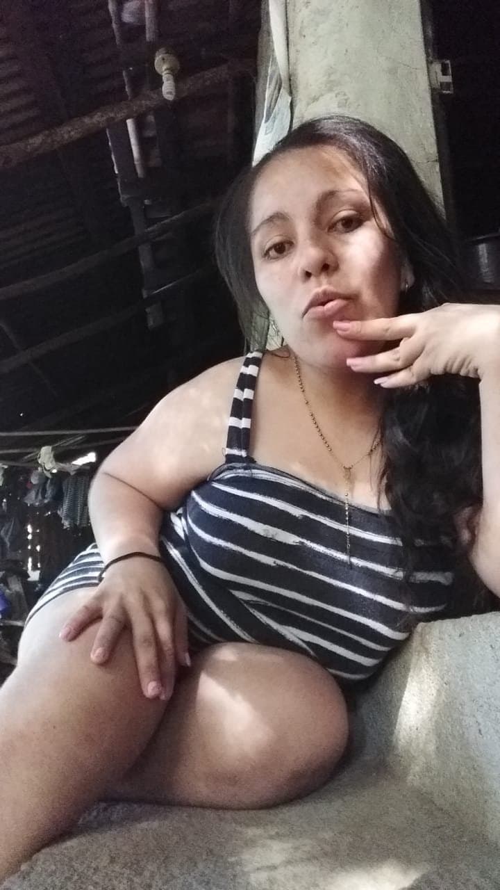 Becky madre puta Salvadoreña se deja coger por mi y mis amigos.