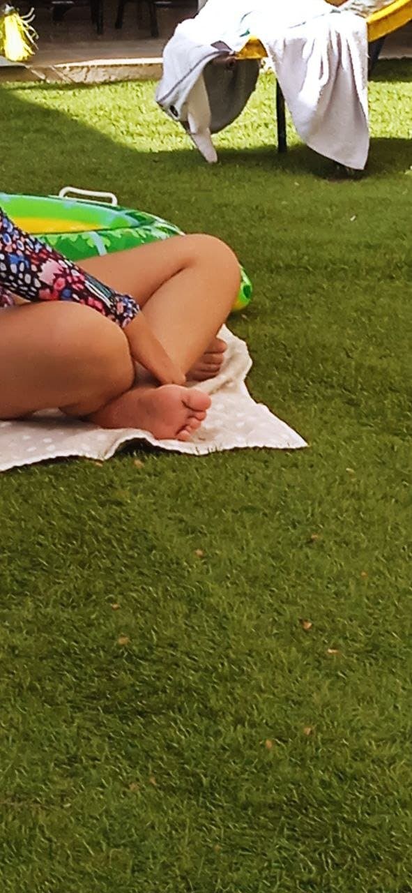 La perra traga leche de mi prima.  Masturbandome en sus pies.