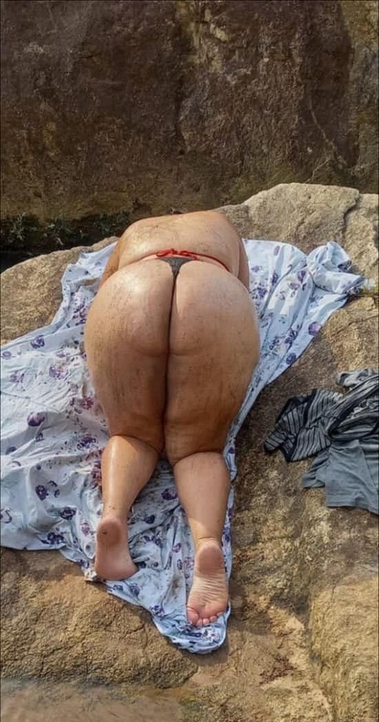 Exibindo sua gordinha adora dar seu cu gostosa exibindo sua bucetinha na rua