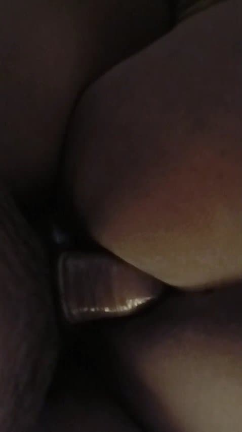 Me bajo los calzones y me clavo su rica verga de hombre. Me sentí violada, me dio mucha verga