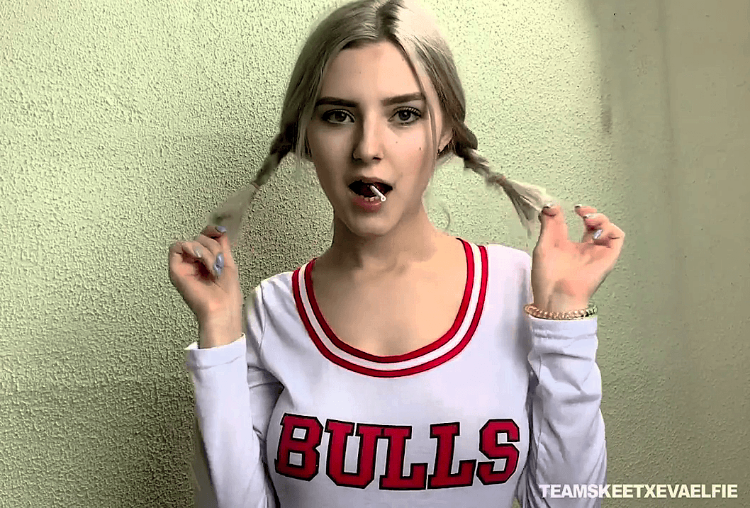 TEEN SUCKS A SUCKER AND A DICK -4204