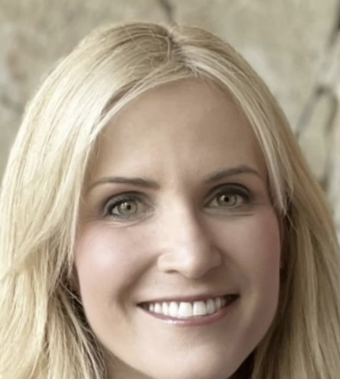 Traci, Soccer Mom, 39, nurse, gets random and lesbian. at Orlando airport hotel bar as records