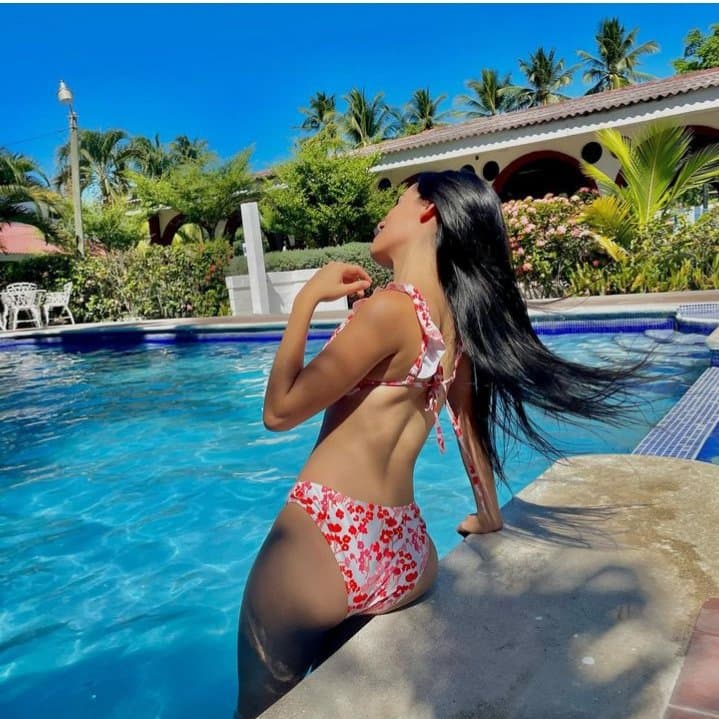 Teen slut loves to show her ass. Girl with fat ass, tight pussy and nice tits. (no nude)