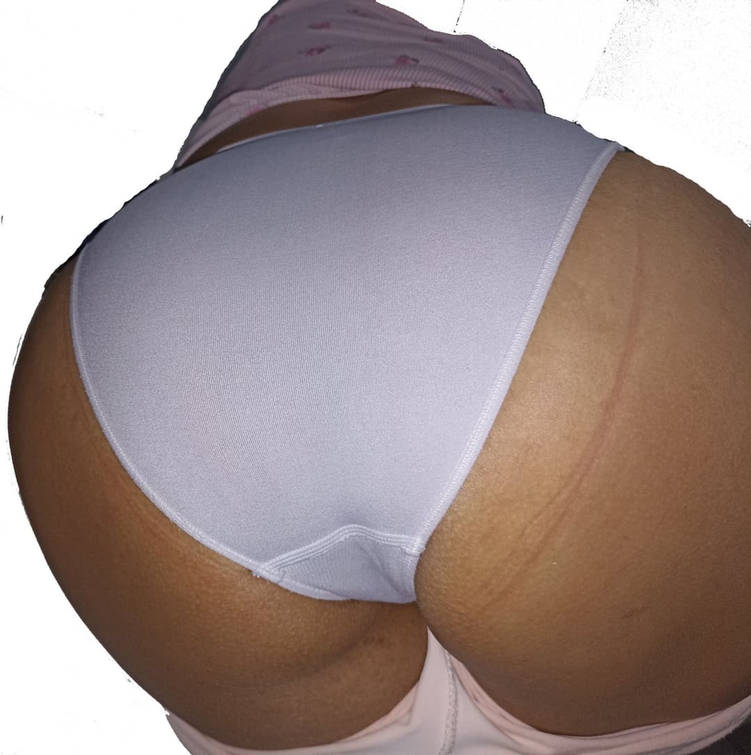 Mi culona posando con panti blanca