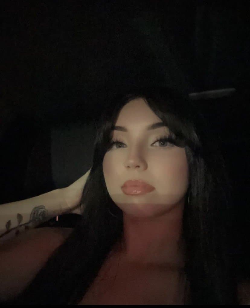 Snowbunny bitch Cat only lets black clap those big buttcheeks