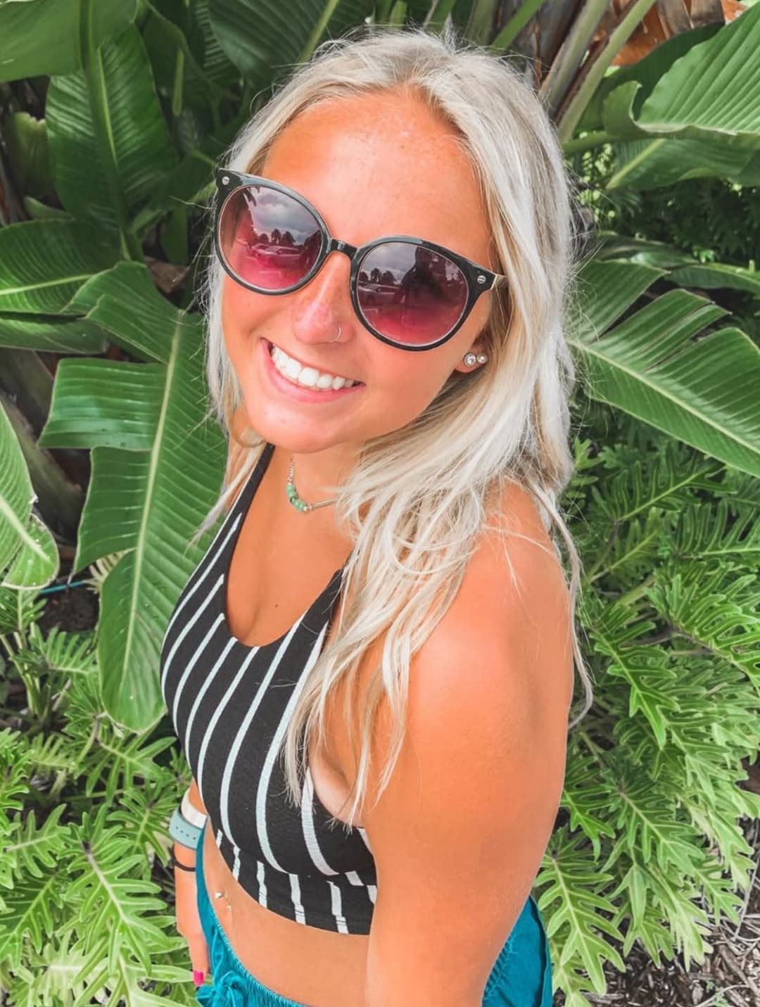 Click to view full size College Bikini Hottie Taylor(Lifeguard)