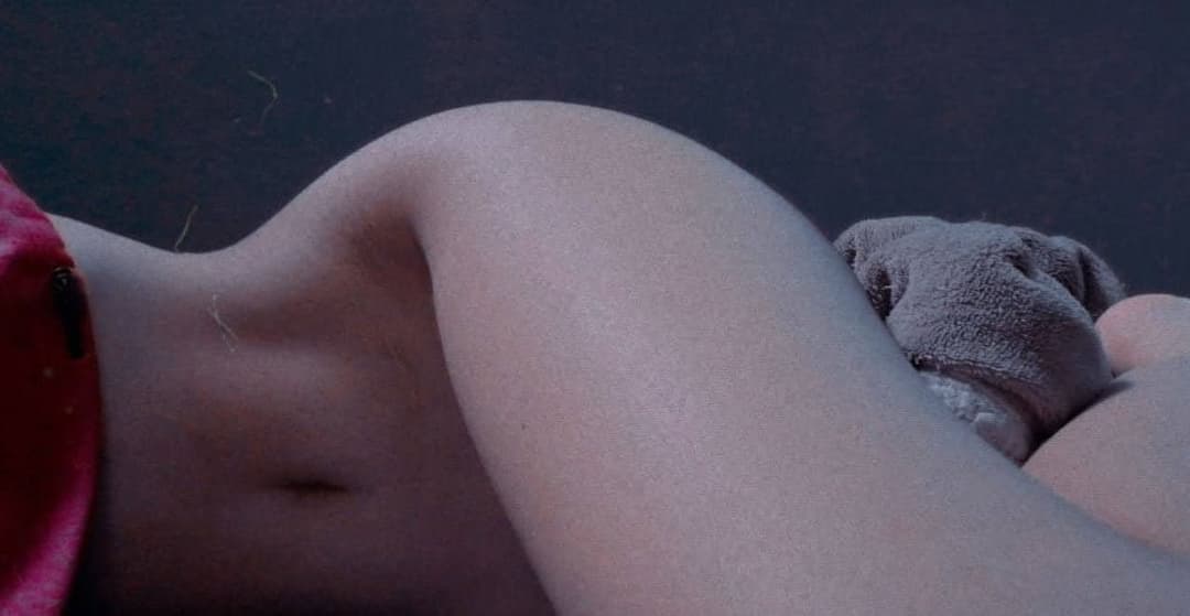 flaquita blanca de hermoso cuerpo se masturba y coge