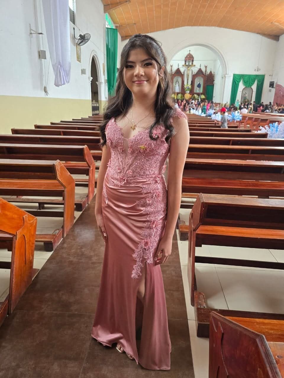 Click to view full size Priscila, la putita y reina de muchas pajas se graduó, como la felicitarias