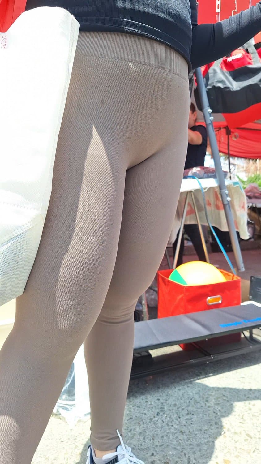 Rico culote de madura milf se le marca la tanga bien rico.