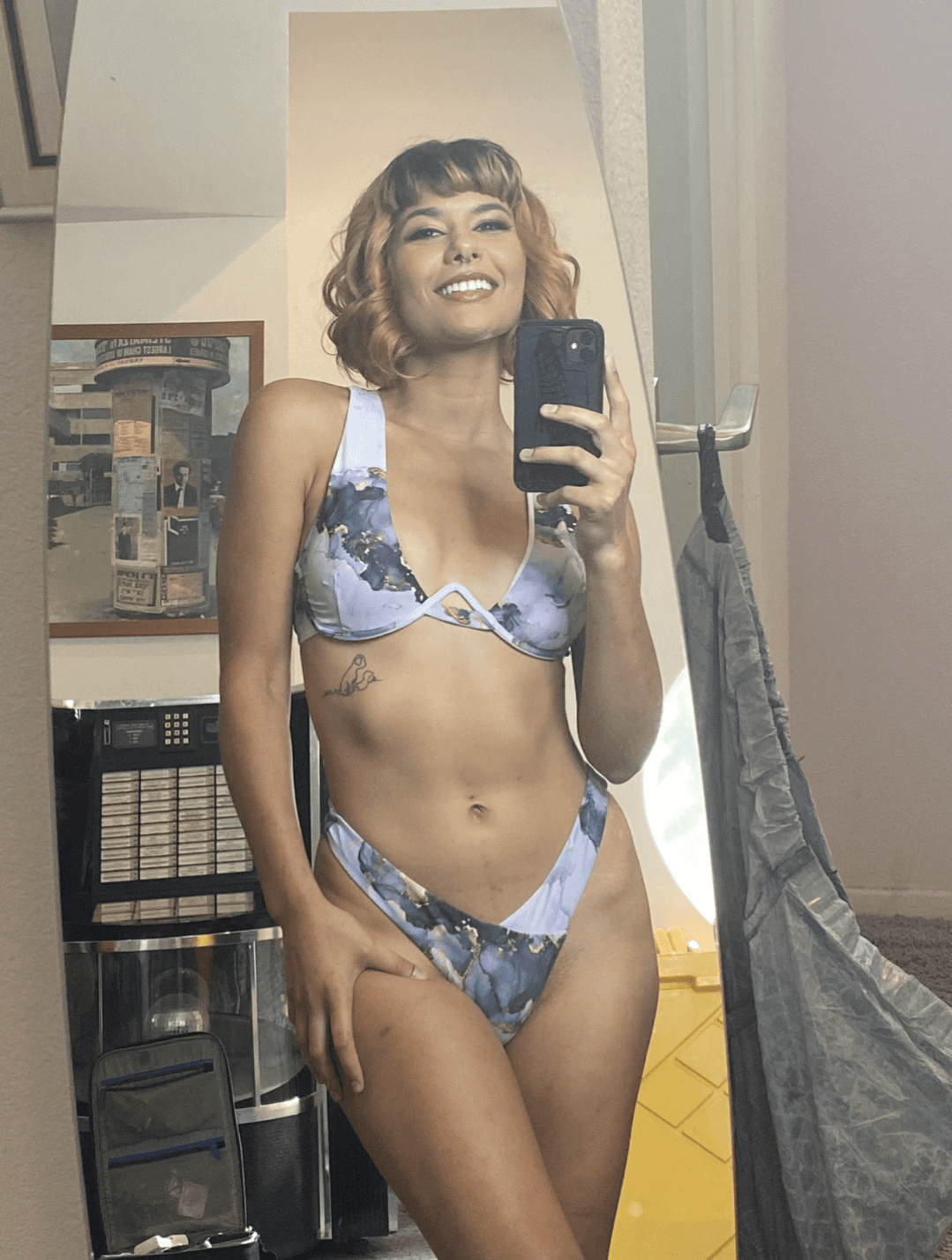 Click to view full size From modeling to camming to amateur porn. From a She to a He to a They. Quite the transition!