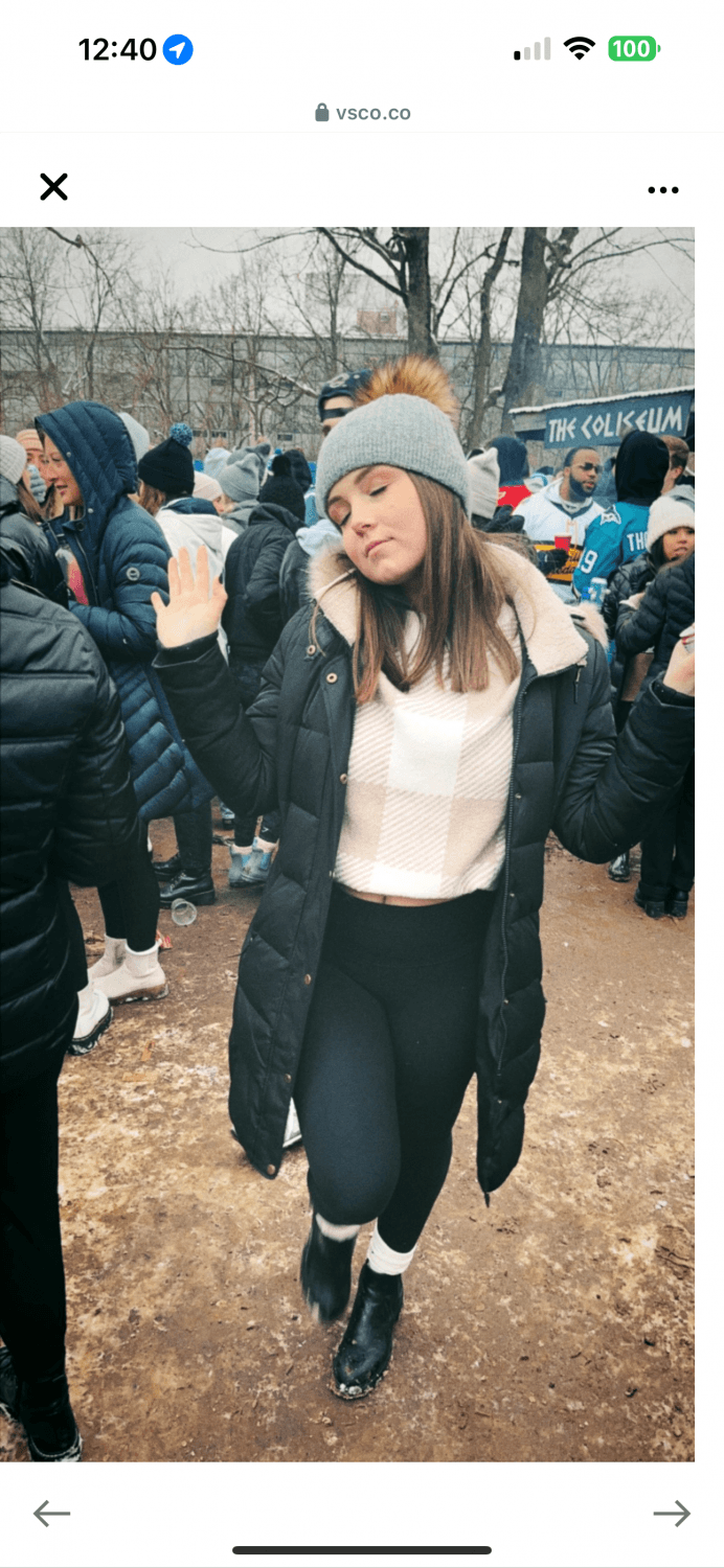 Lindsey is such a tight jerk material object. Who agrees? Lindsey 21