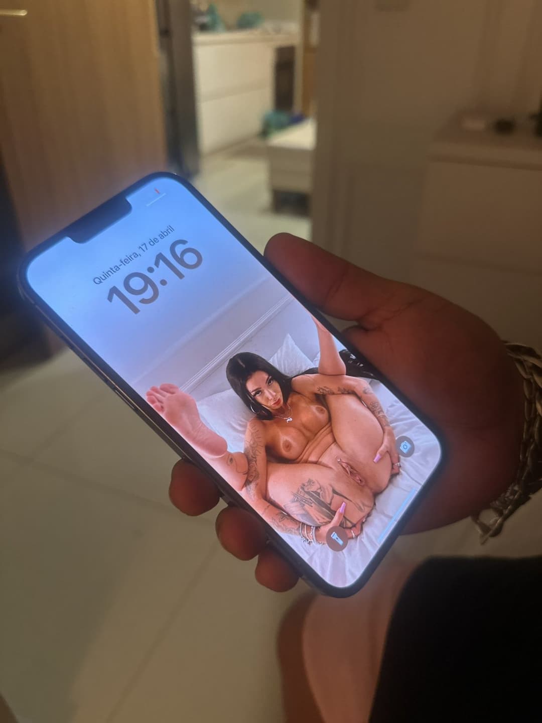 Novinha putinha quer fazer que o marido seja considerado o marido mais corno do Brasil