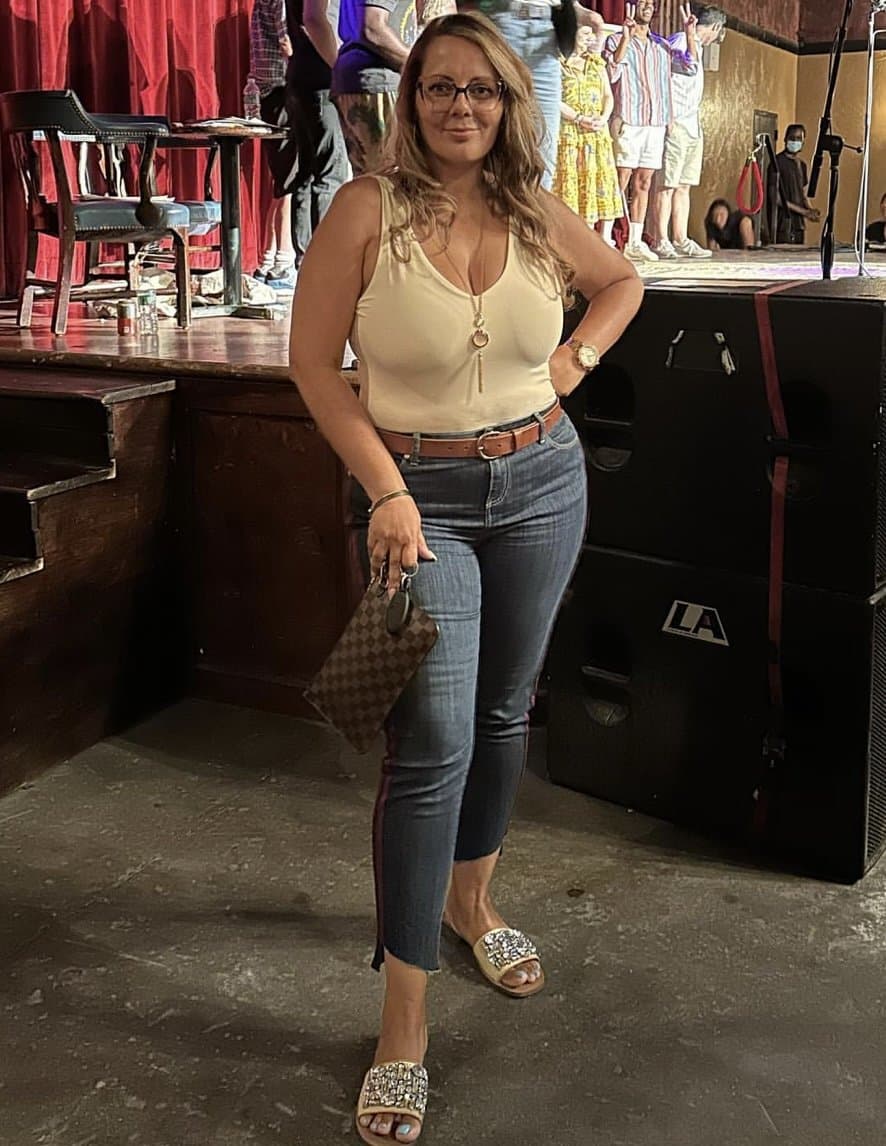 Milf with pretty feet and big melons