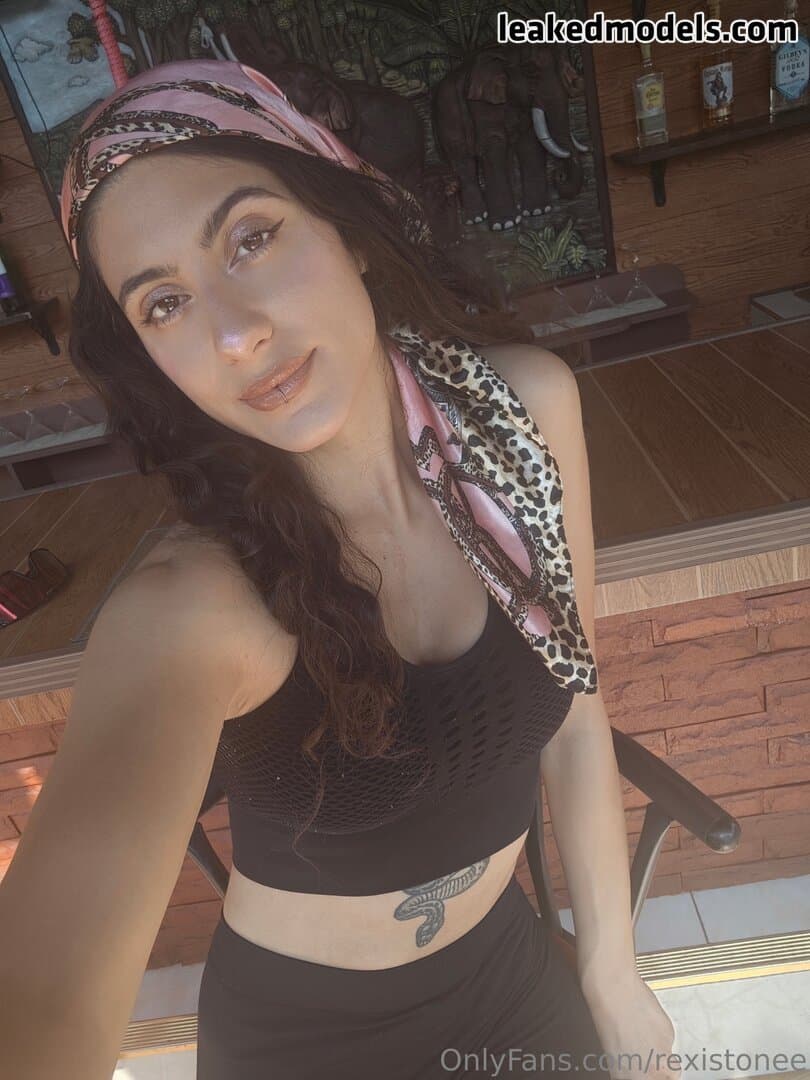 Putita con un clitoris gigante