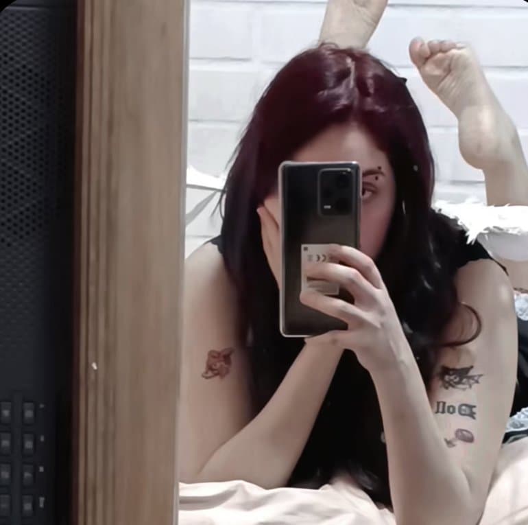 putas mostrando las patas