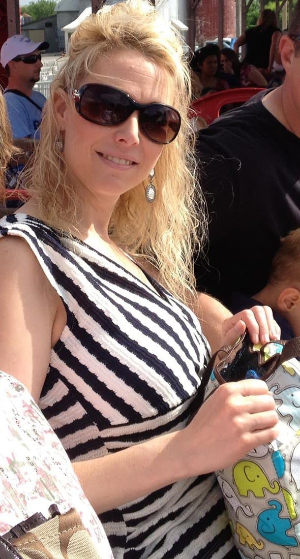 Cast your vote for the best tits at Mardi Gras from this busty j u d g e!