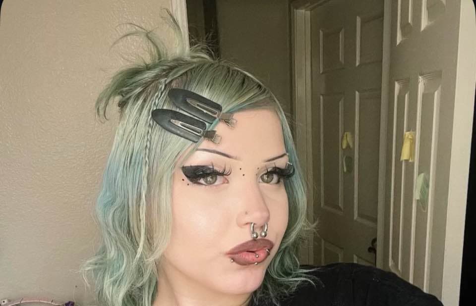 18 year old Alternative Teen Ashlyn