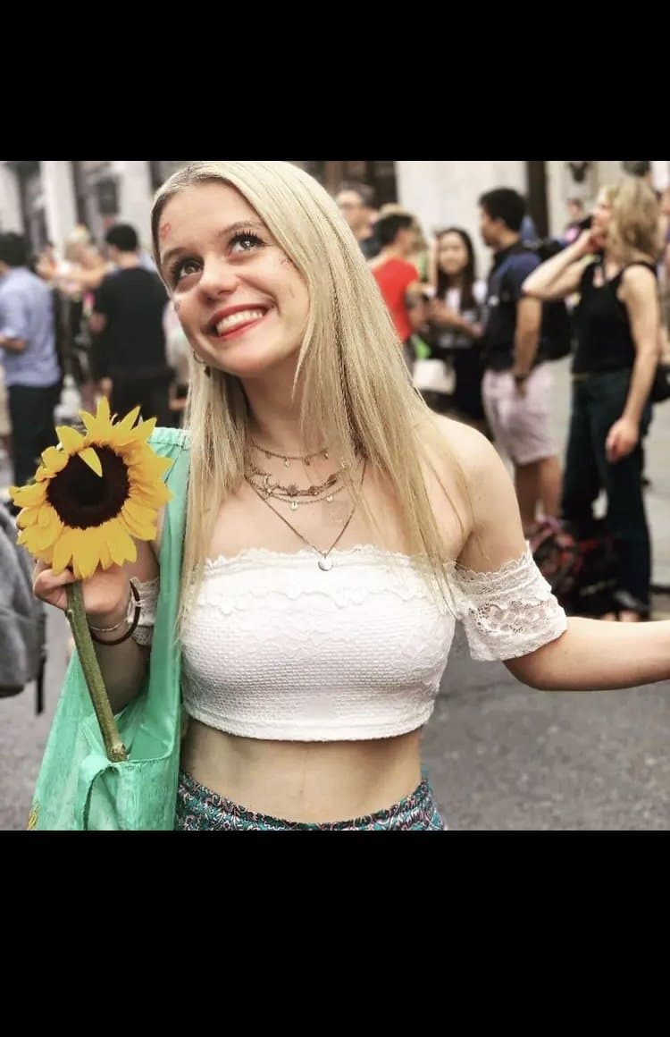 Share my GF Kirsty in groups and bully me and I’ll share her nudes. Kik keirabigass67