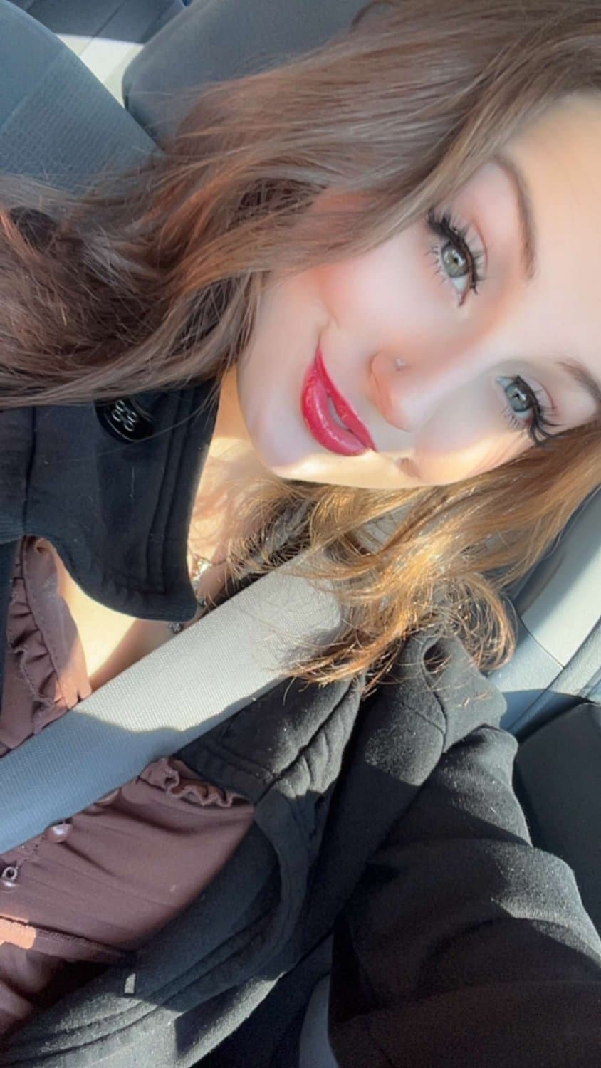 Click to view full size This horny 19 year old slut loves to fuck herself for older men