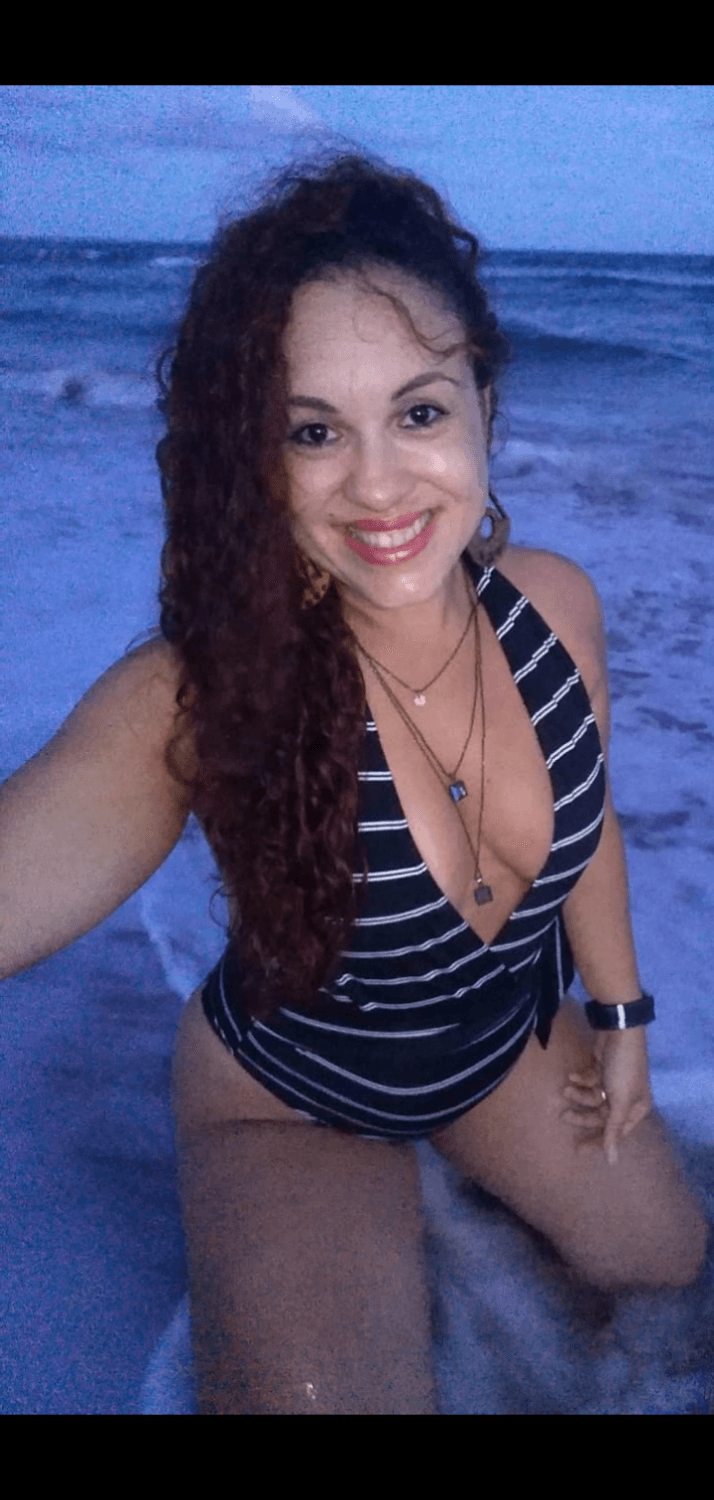 Uma delícia casada, traindo com o comedor,chamada Angela ??