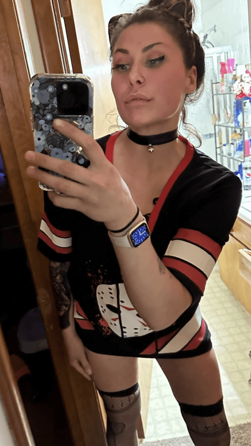 Delivery driver makes herself useful. Give her a back door delivery