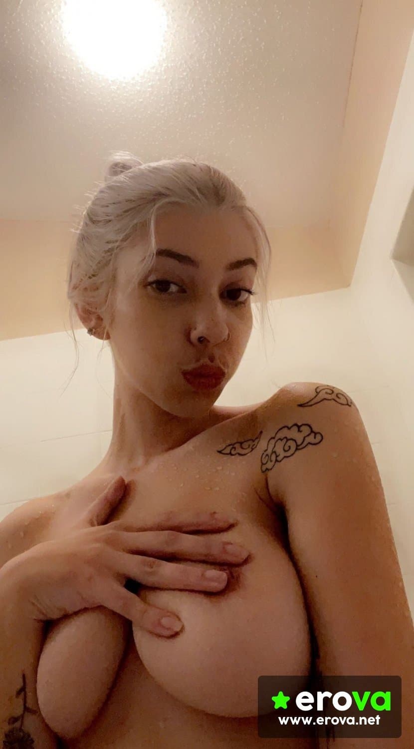 sexy petite blonde cart girl nude leak