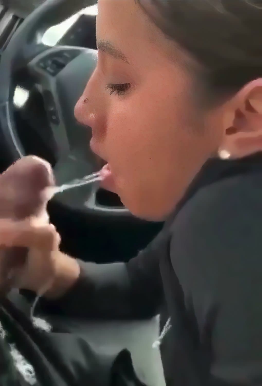 Slut sucks with lots of saliva in the car