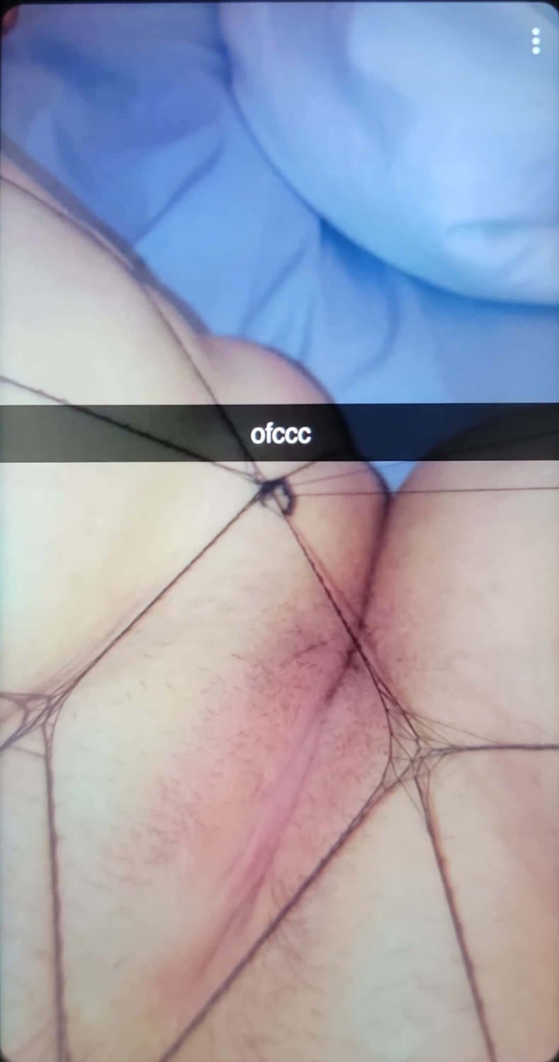 Click to view full size Hot teen girl shows her body off on snapchat