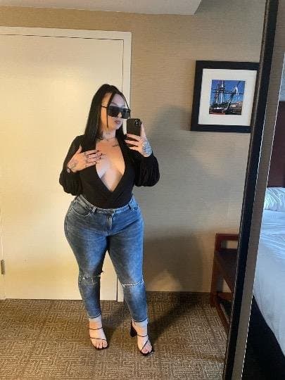 Sexy White Escort Bust That I have fuck this month