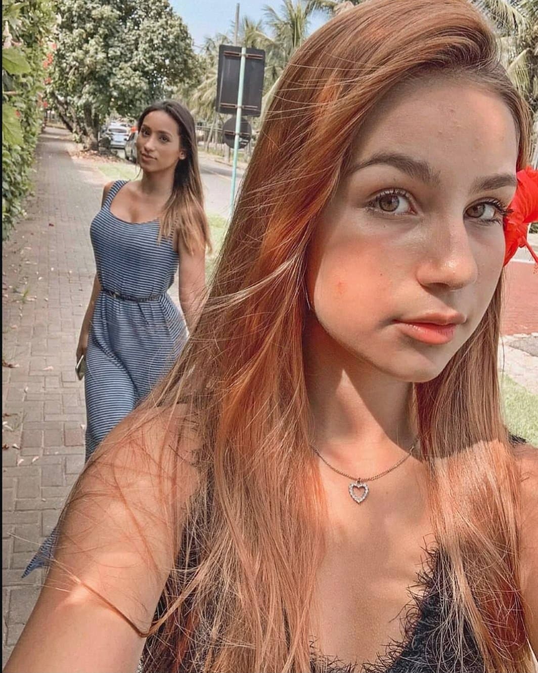 Mala Pink mãe chupando a buceta da filha