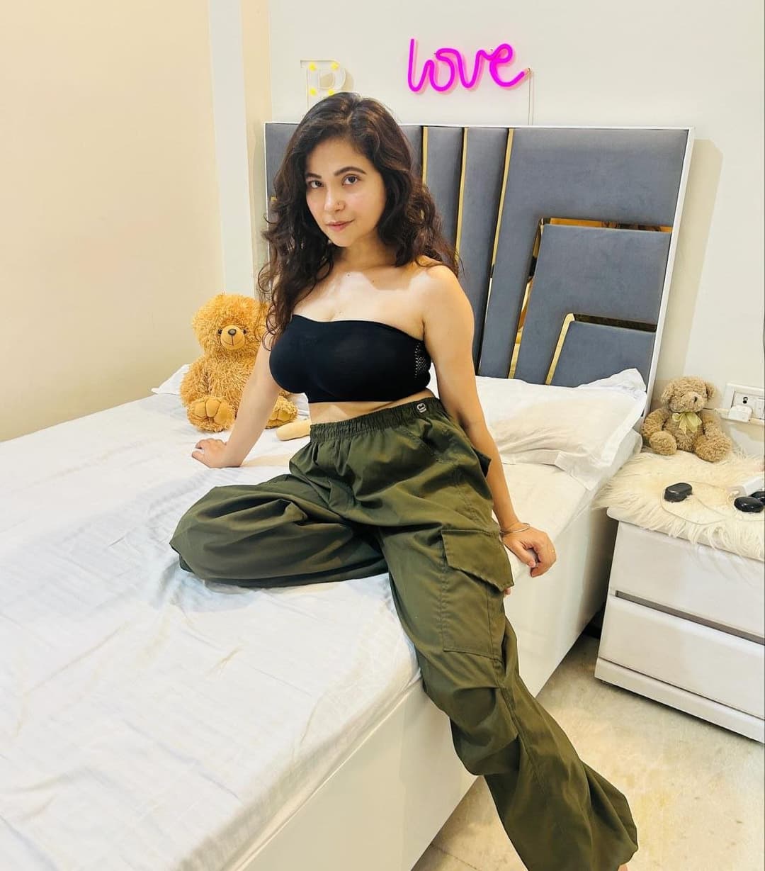 Viral hot Indian MILF influencer mom rachna deep fake or lookalike viral video